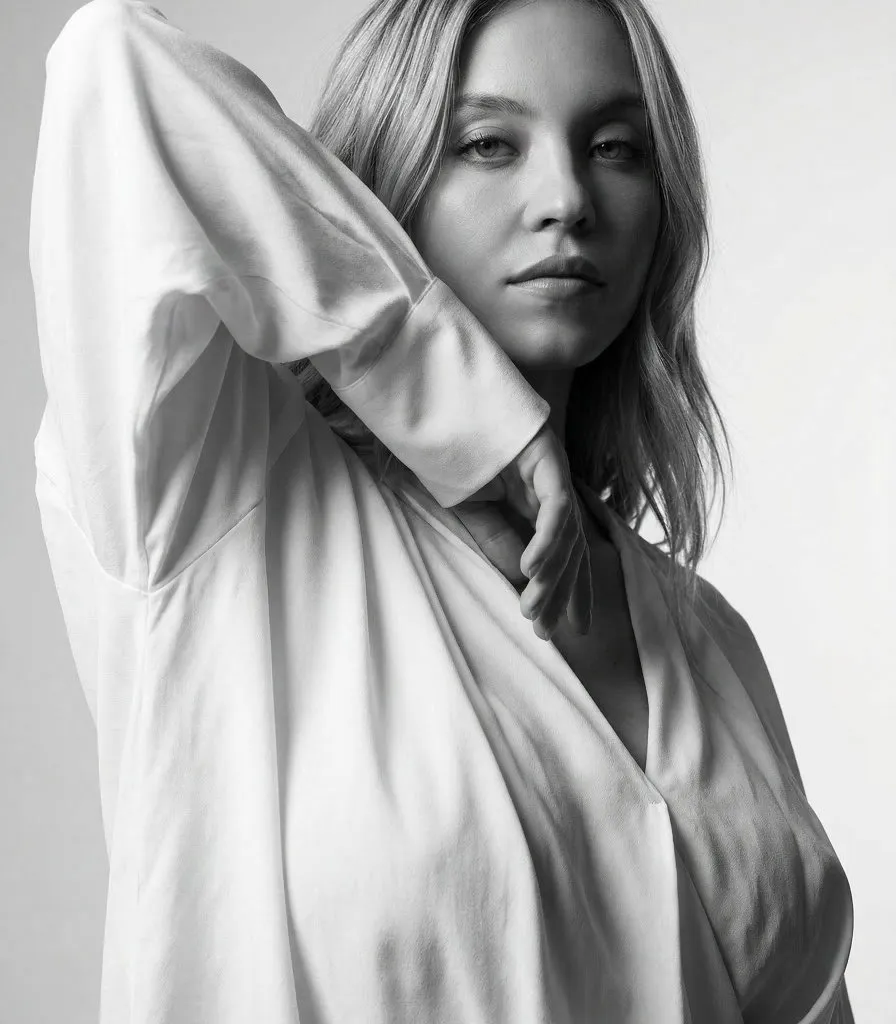 Product Marketing - High-Fashion Monochrome Studio Portrait