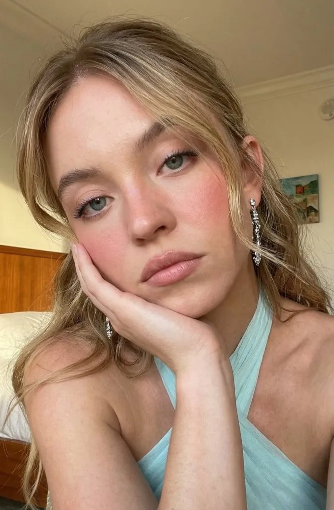 Profile / Avatar - Ultra Photorealistic Selfie Prompt for Sydney Sweeney